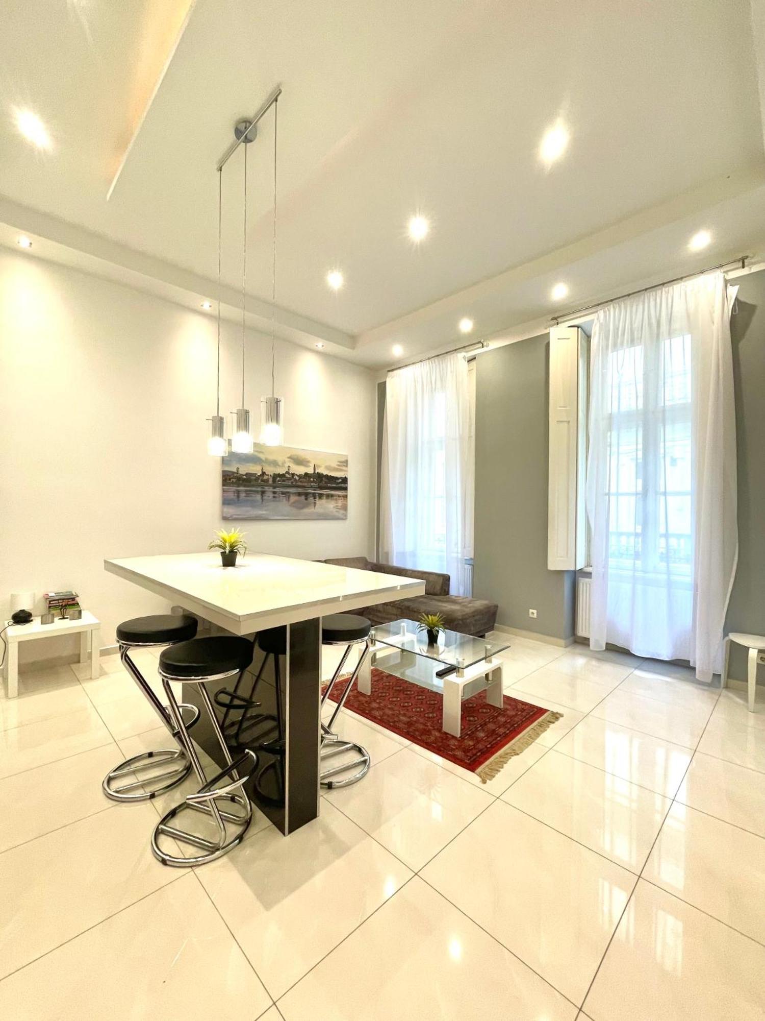 Amazing Swedish 3 Rooms Apartment In The City Center Budapesta Exterior foto